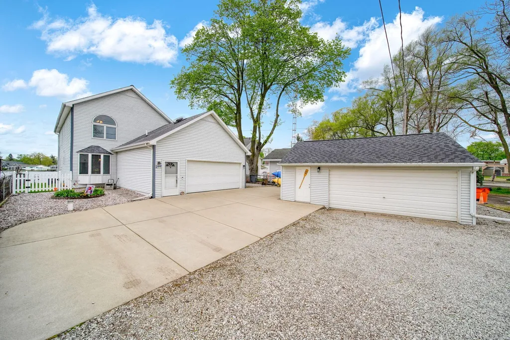 217 N Lakeside Drive Leoni Township MI 49254