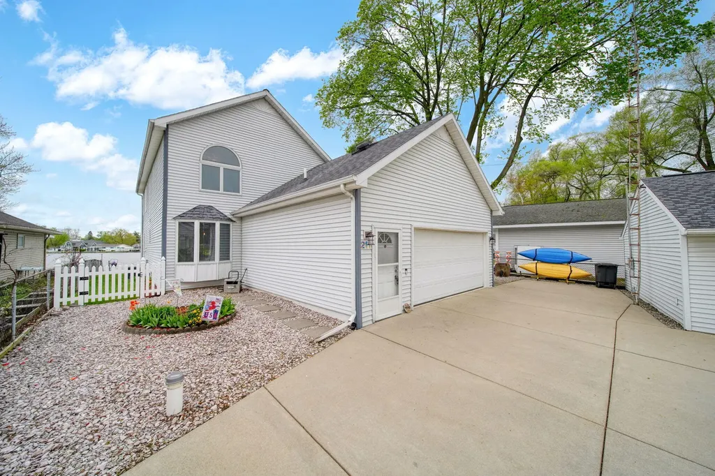 217 N Lakeside Drive Leoni Township MI 49254