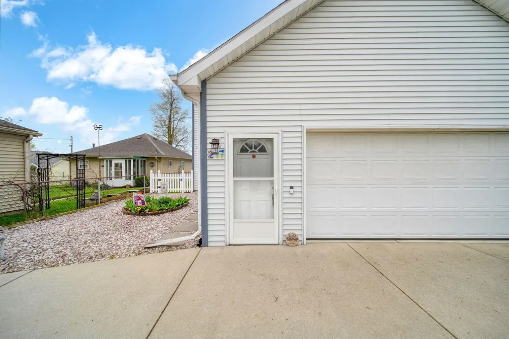 217 N Lakeside Drive Leoni Township MI 49254