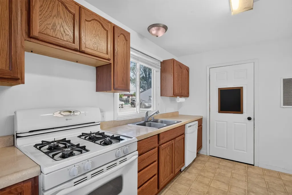 121 N Lakeside Drive Leoni Township MI 49254