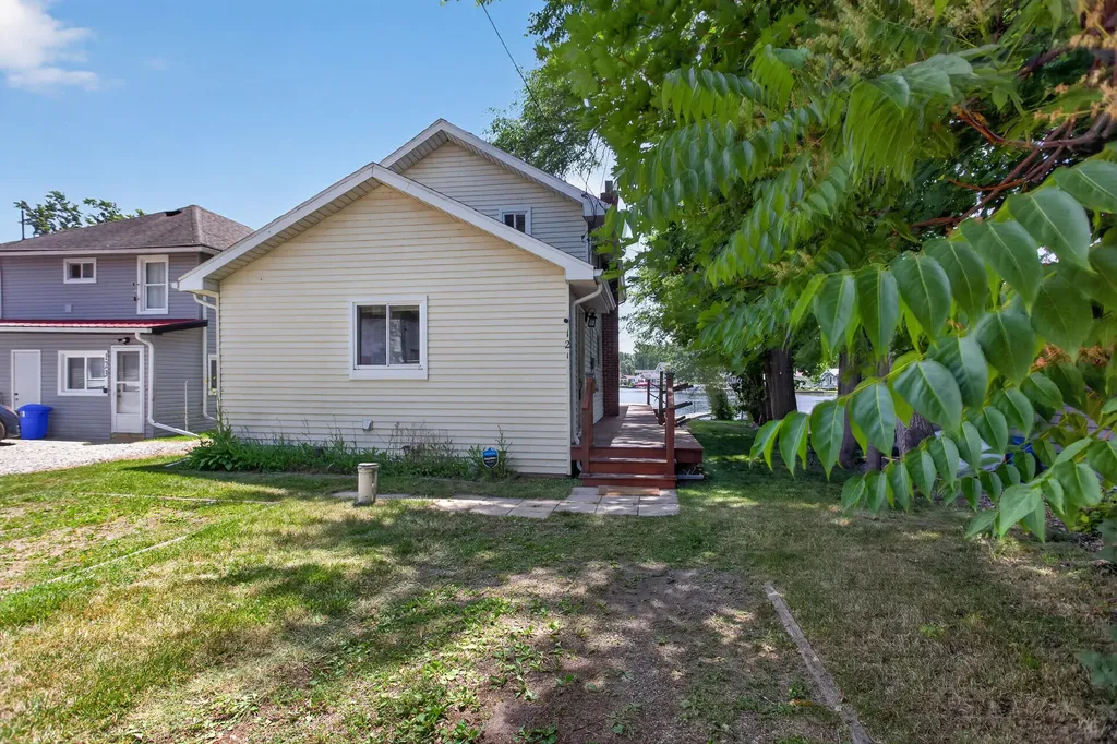 121 N Lakeside Drive Leoni Township MI 49254
