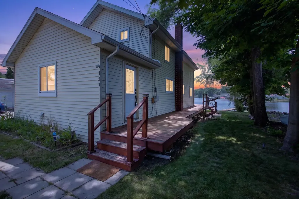 121 N Lakeside Drive Leoni Township MI 49254