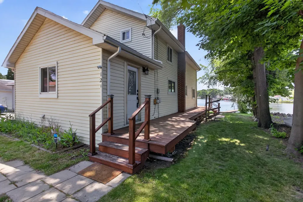 121 N Lakeside Drive Leoni Township MI 49254