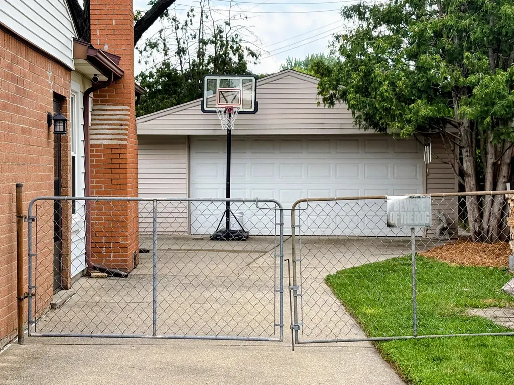 1577 S Dowling Street Westland City MI 48186