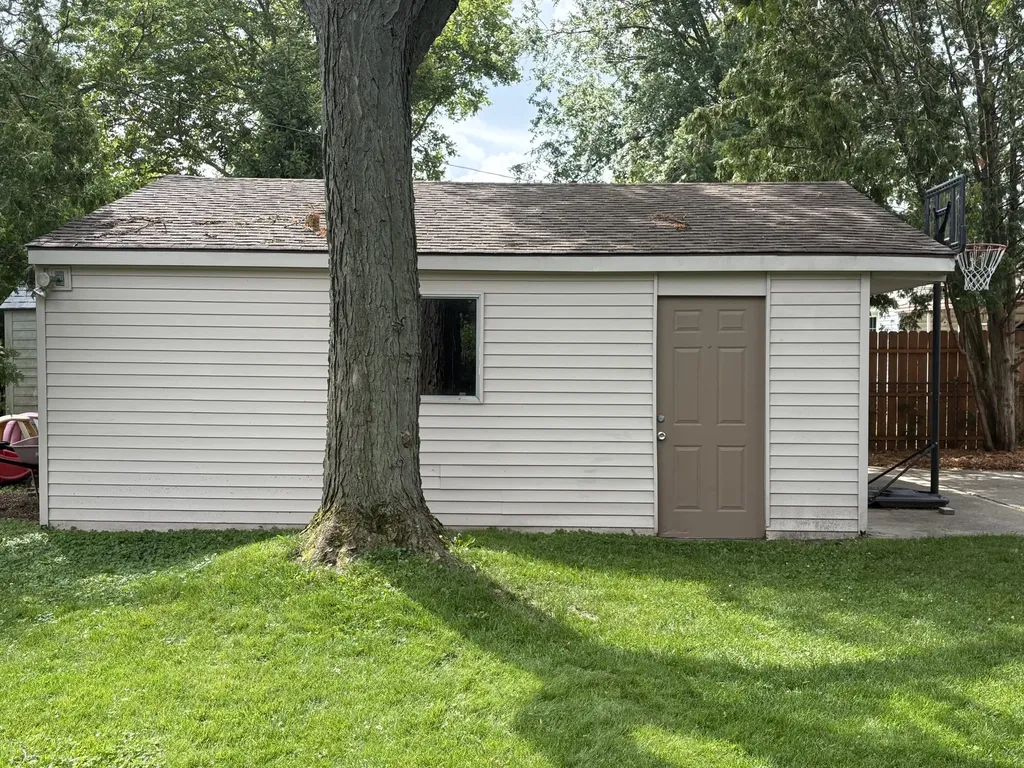 1577 S Dowling Street Westland City MI 48186