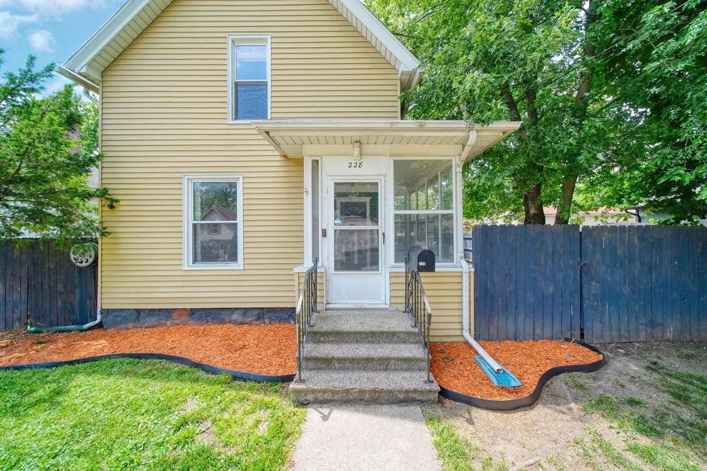 228 N Thompson Street Jackson City MI 49202