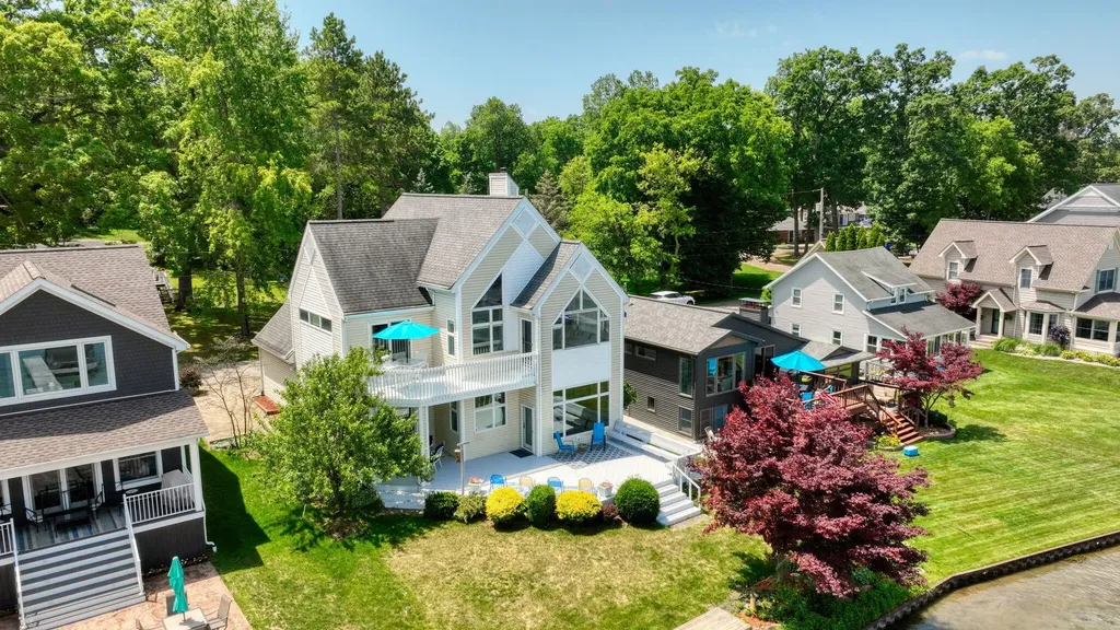 413 Oakwood Avenue Columbia Township MI 49234