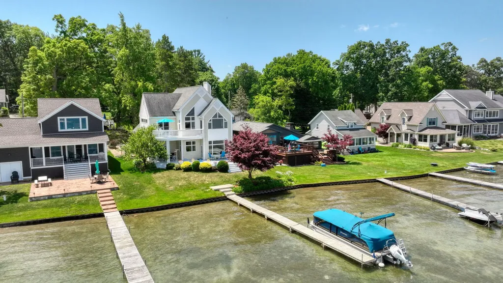 413 Oakwood Avenue Columbia Township MI 49234