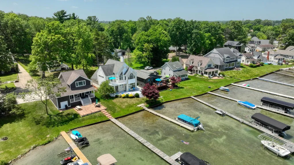 413 Oakwood Avenue Columbia Township MI 49234