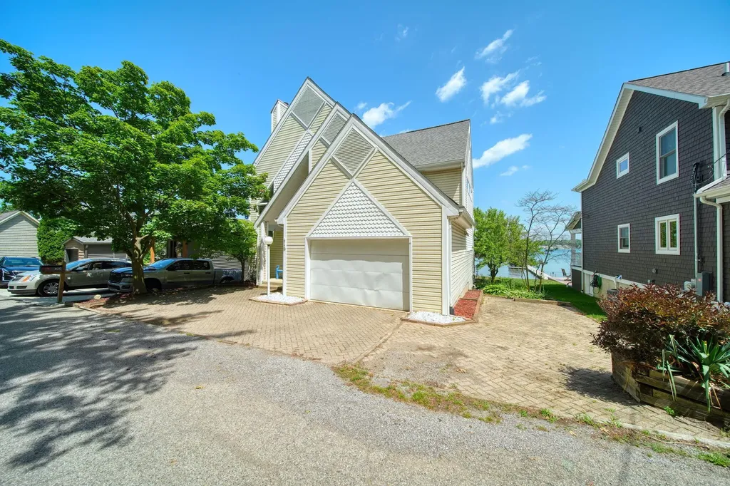 413 Oakwood Avenue Columbia Township MI 49234