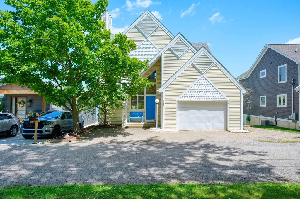 413 Oakwood Avenue Columbia Township MI 49234