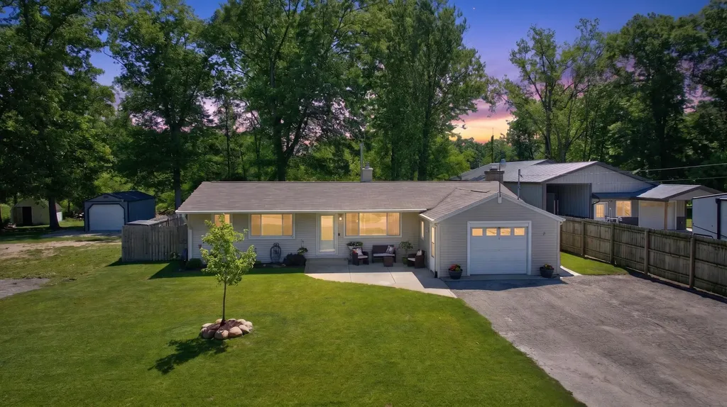 569 Round Lake Drive Leoni Township MI 49254