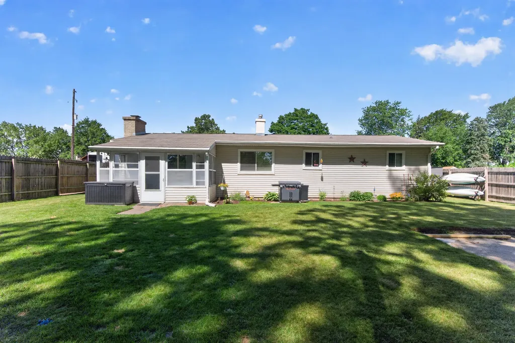 569 Round Lake Drive Leoni Township MI 49254