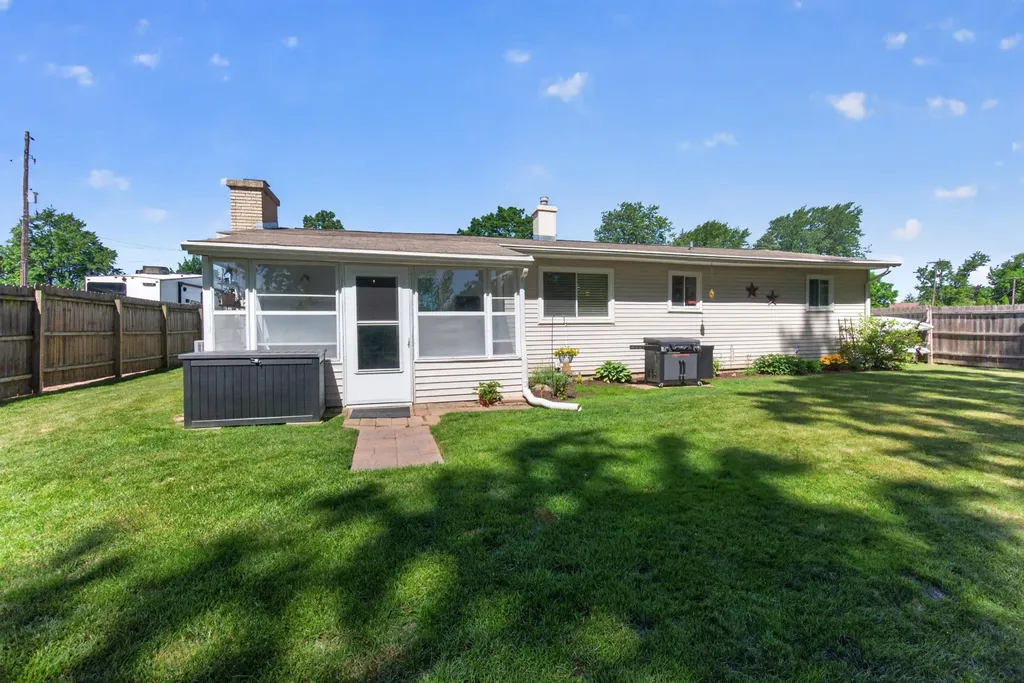 569 Round Lake Drive Leoni Township MI 49254