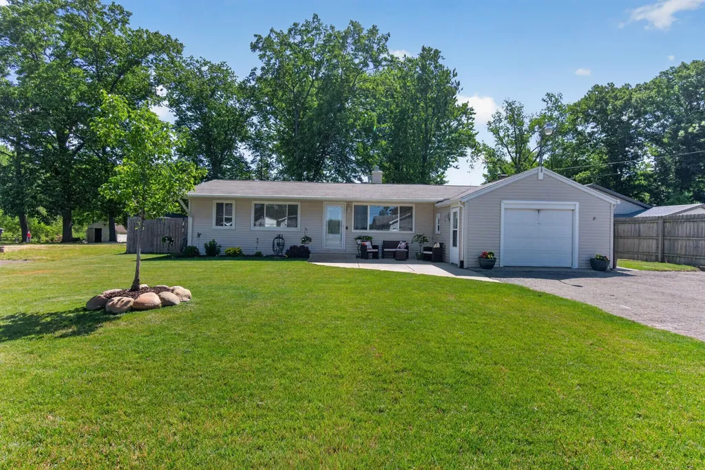 569 Round Lake Drive Leoni Township MI 49254