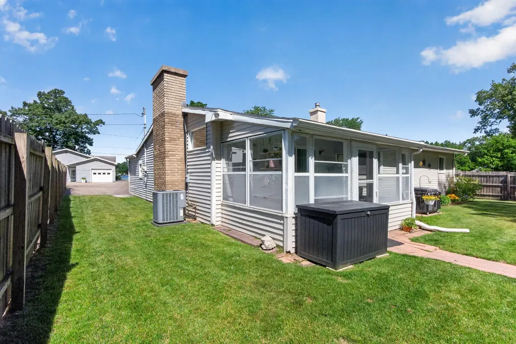 569 Round Lake Drive Leoni Township MI 49254