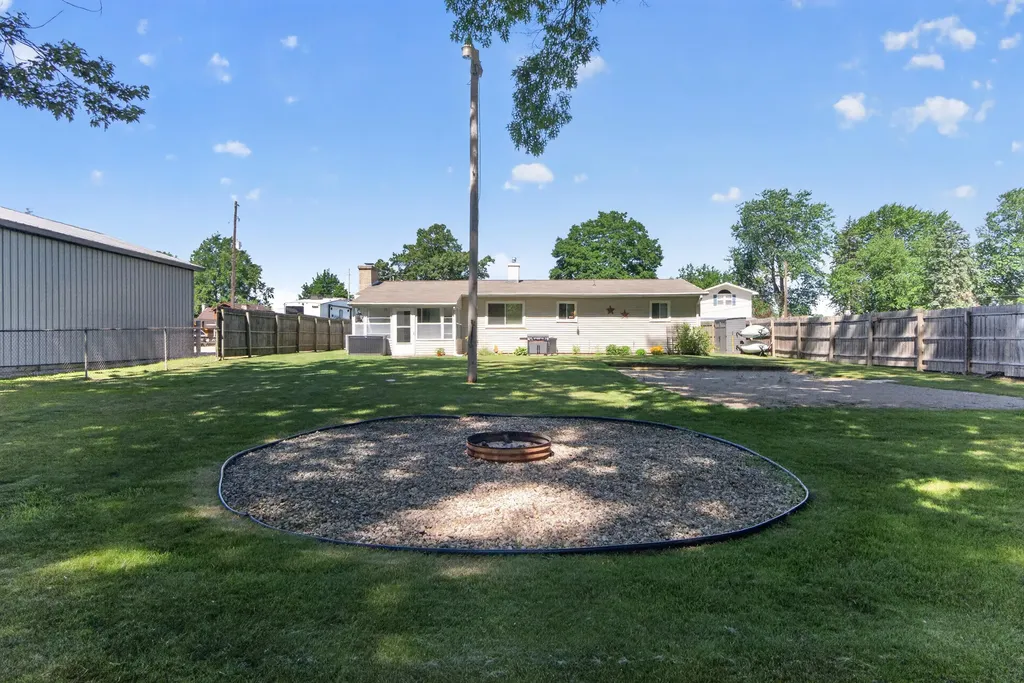 569 Round Lake Drive Leoni Township MI 49254
