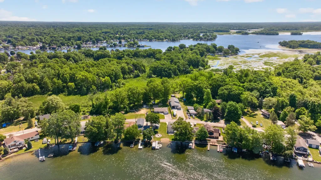 569 Round Lake Drive Leoni Township MI 49254