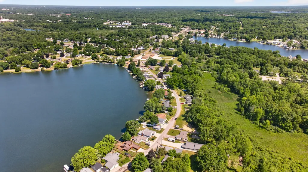 569 Round Lake Drive Leoni Township MI 49254