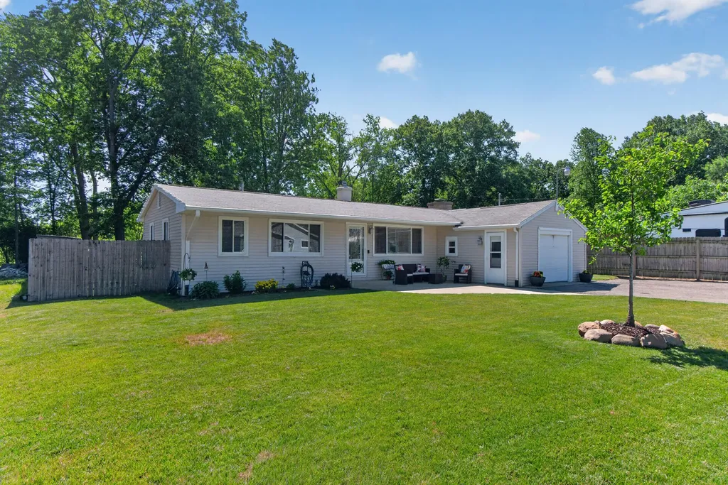 569 Round Lake Drive Leoni Township MI 49254