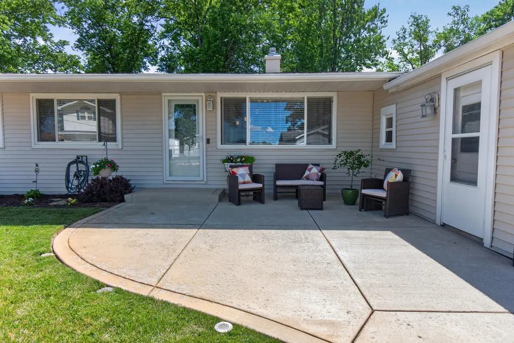 569 Round Lake Drive Leoni Township MI 49254