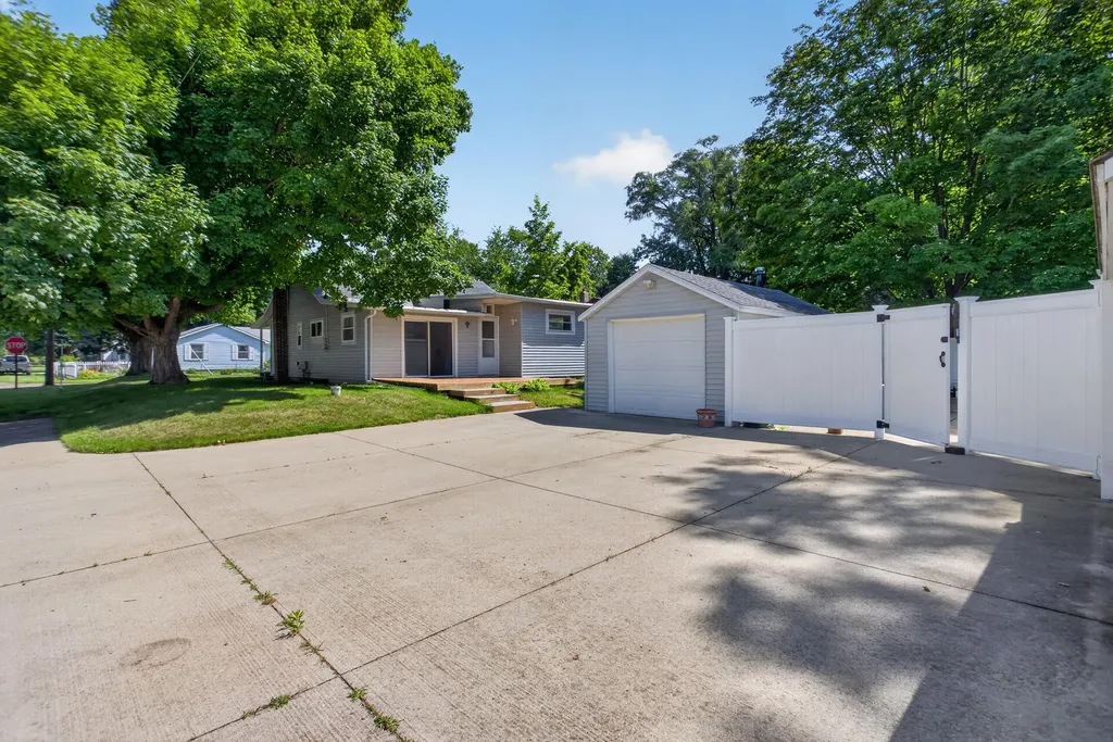 201 Tipperary Street Leoni Township MI 49254
