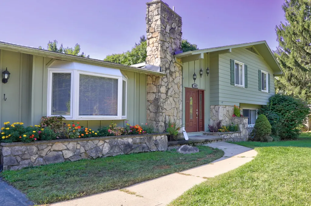 1817 S Walmont Road Summit Township MI 49203
