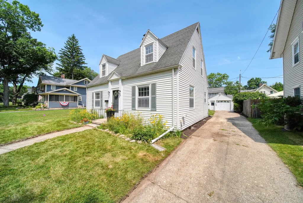 716 Woodfield Drive Jackson City MI 49203