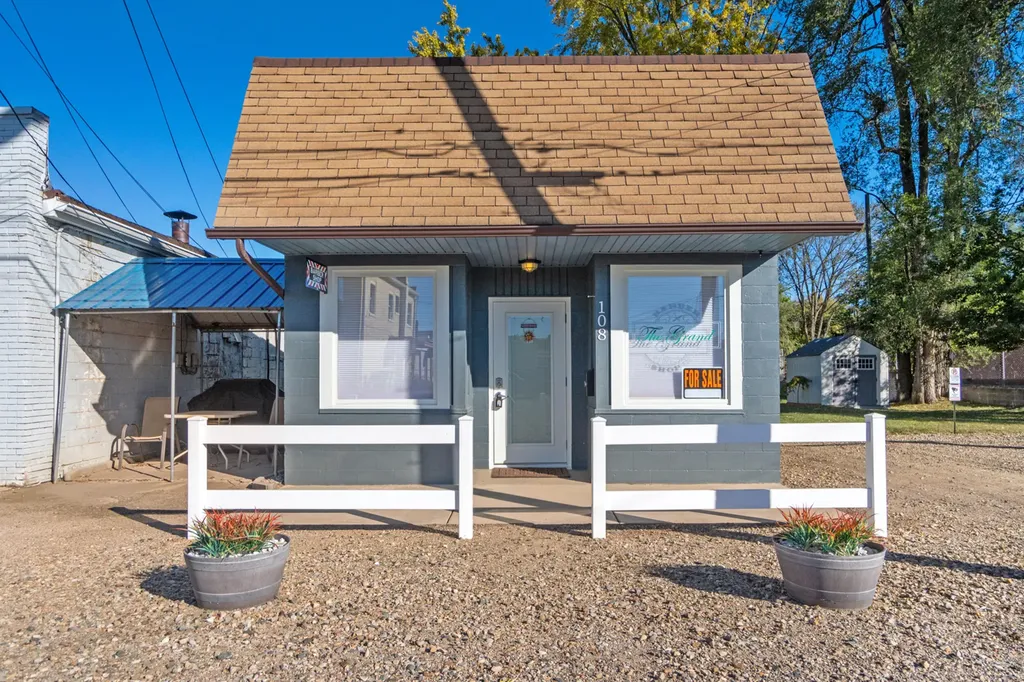 108 Grand Street Leoni Township MI 49254