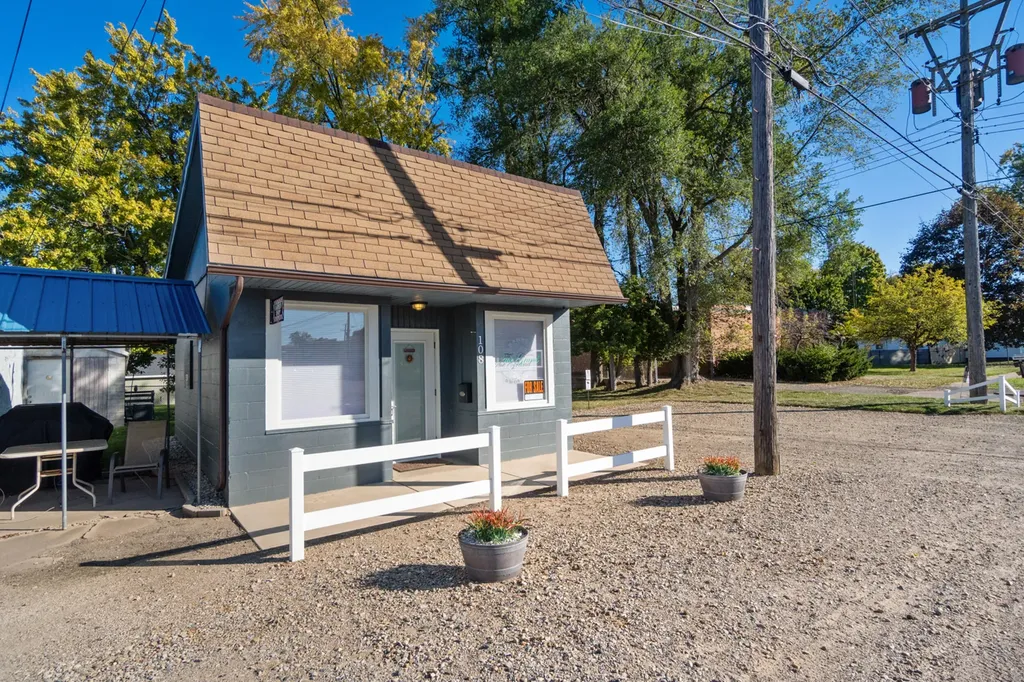 108 Grand Street Leoni Township MI 49254