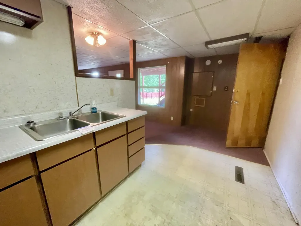 1806 Barr Street Hillsdale City MI 49242