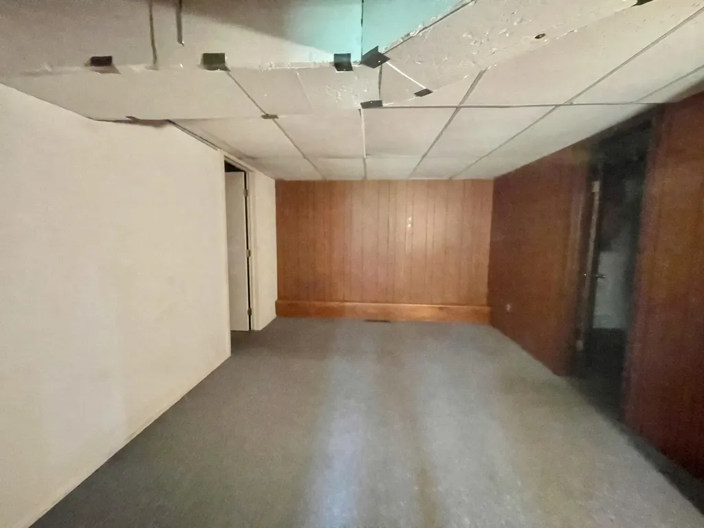1806 Barr Street Hillsdale City MI 49242