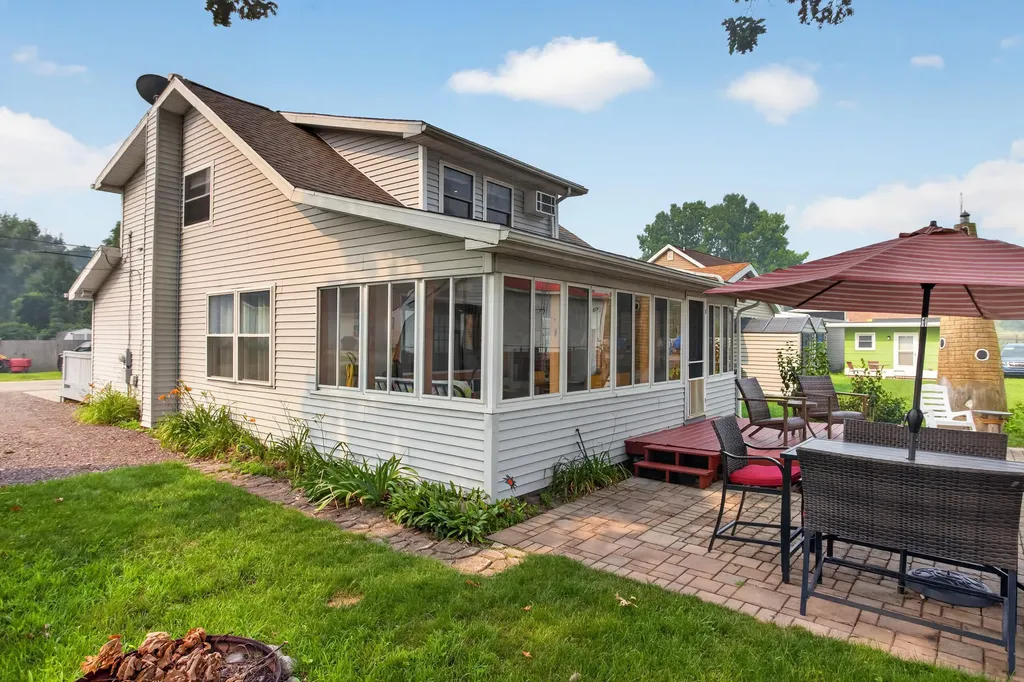 321 Oakwood Avenue Columbia Township MI 49234