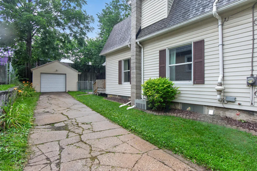 916 Lincoln Street Jackson City MI 49202