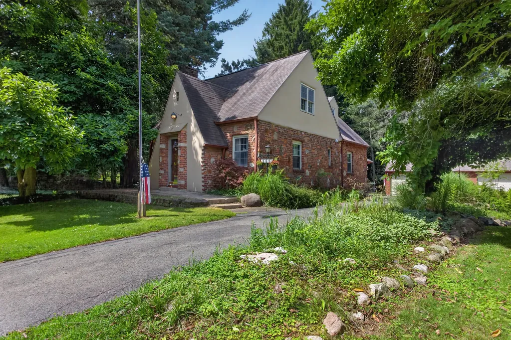 1320 Warren Avenue Summit Township MI 49203