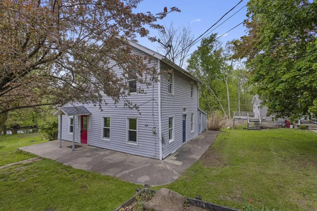 219 Water Street Jonesville City MI 49250