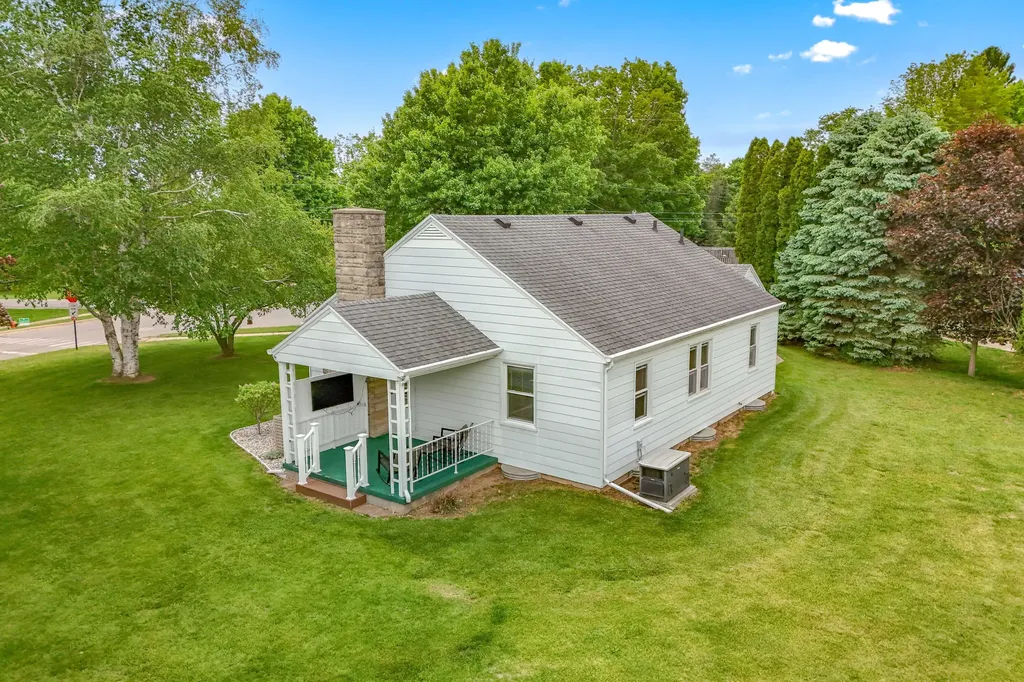529 East Street Jonesville City MI 49250
