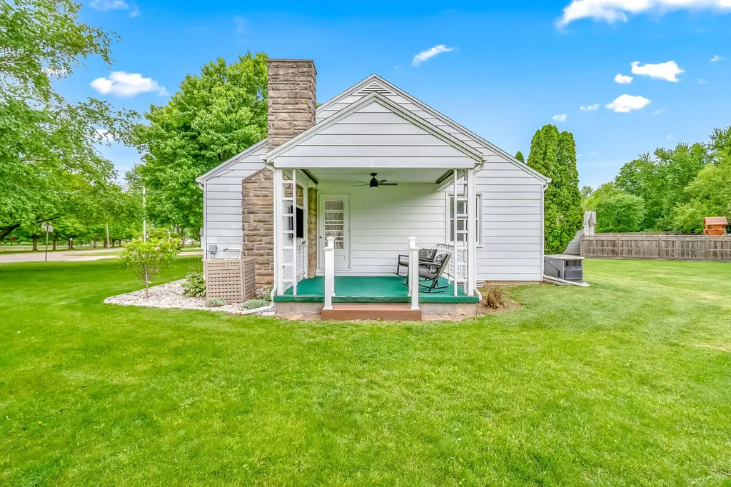 529 East Street Jonesville City MI 49250