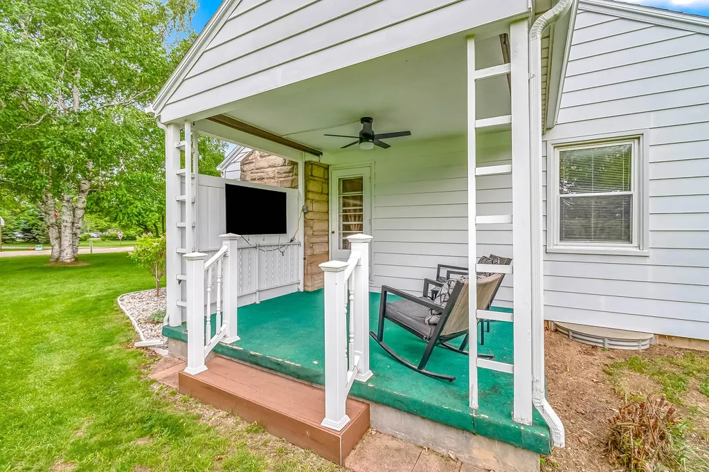 529 East Street Jonesville City MI 49250