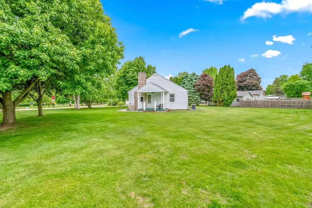 529 East Street Jonesville City MI 49250