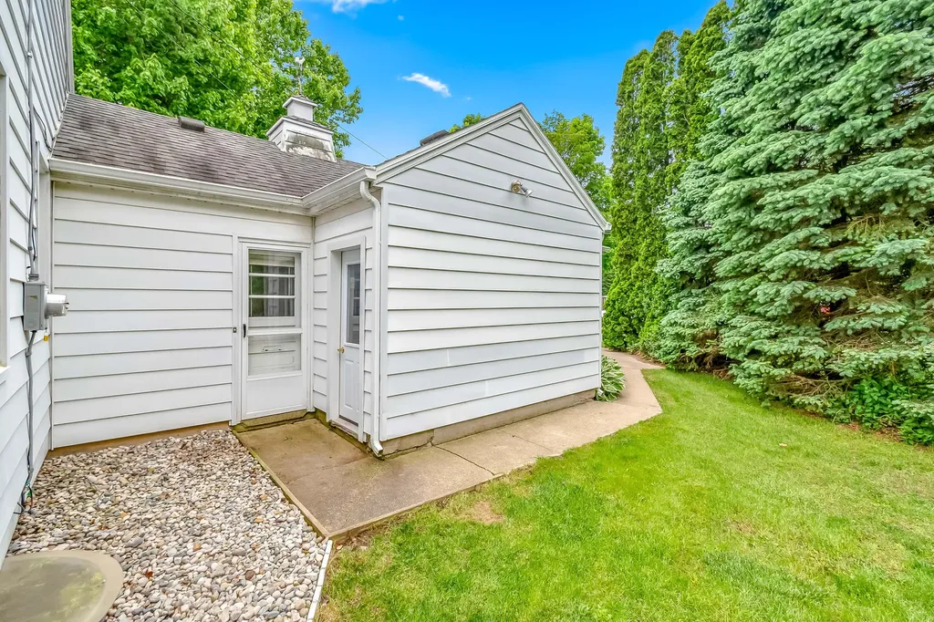 529 East Street Jonesville City MI 49250