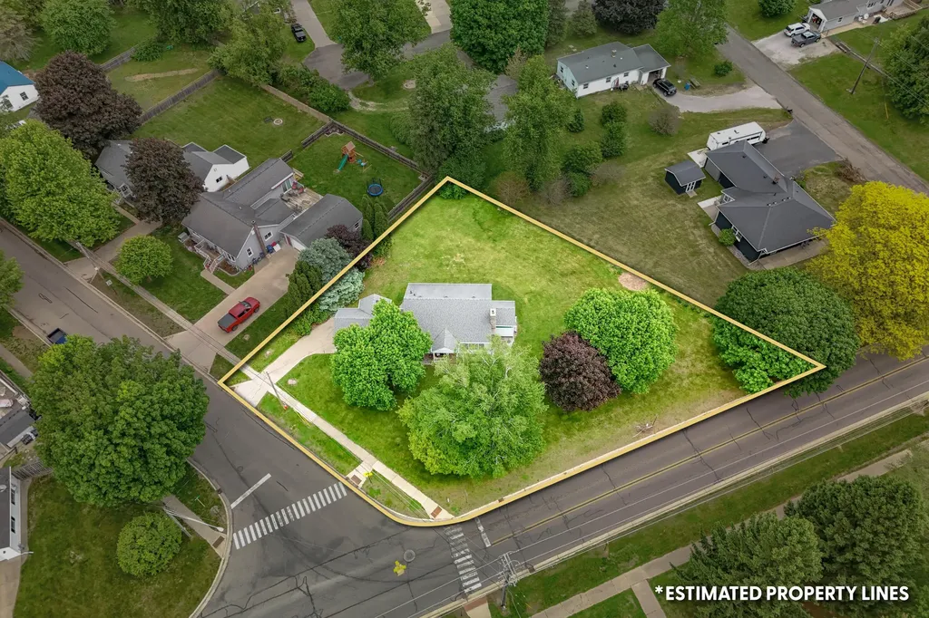 529 East Street Jonesville City MI 49250