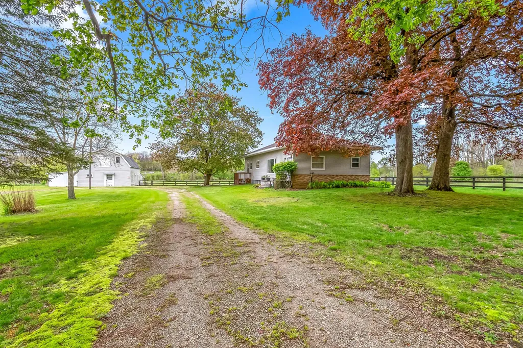 104 Mcclellan Street Hillsdale City MI 49242