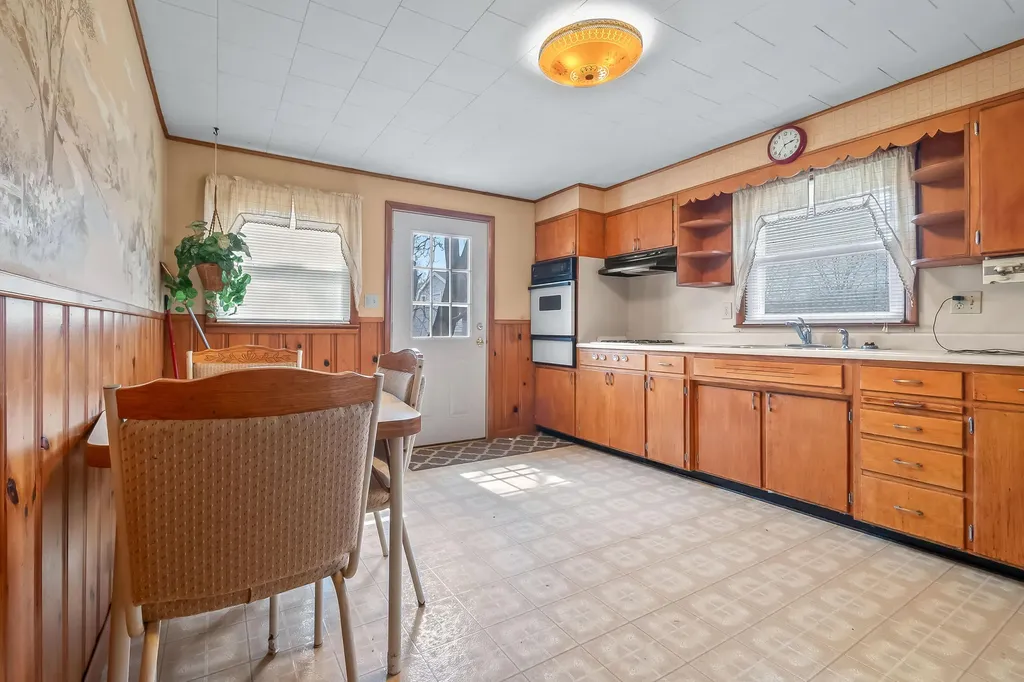 104 Mcclellan Street Hillsdale City MI 49242