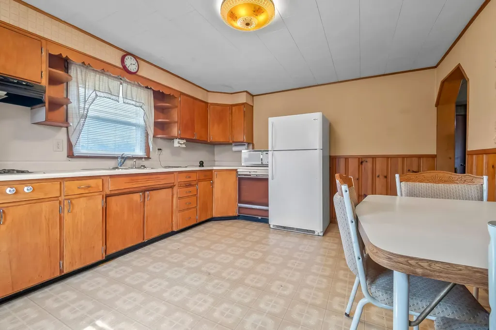 104 Mcclellan Street Hillsdale City MI 49242