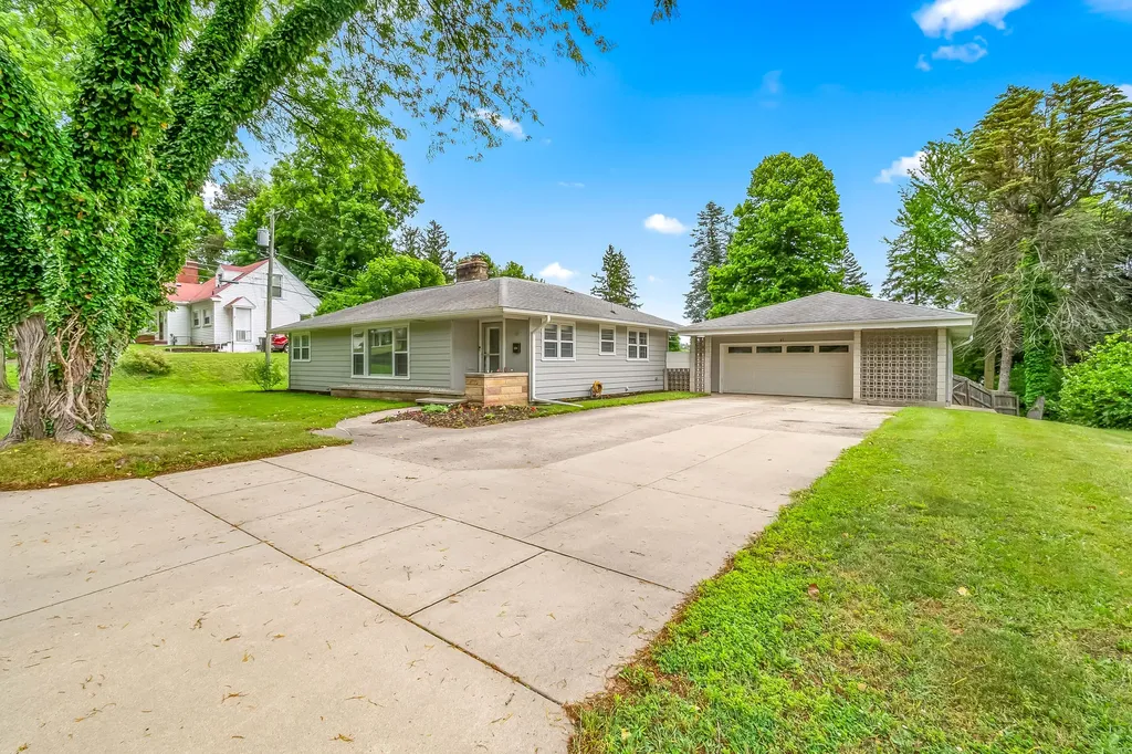 61 Charles Street Hillsdale City MI 49242