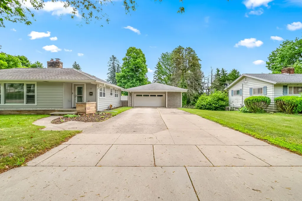 61 Charles Street Hillsdale City MI 49242