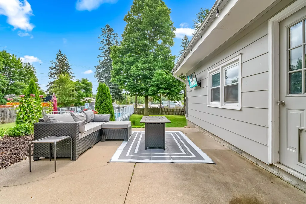 61 Charles Street Hillsdale City MI 49242