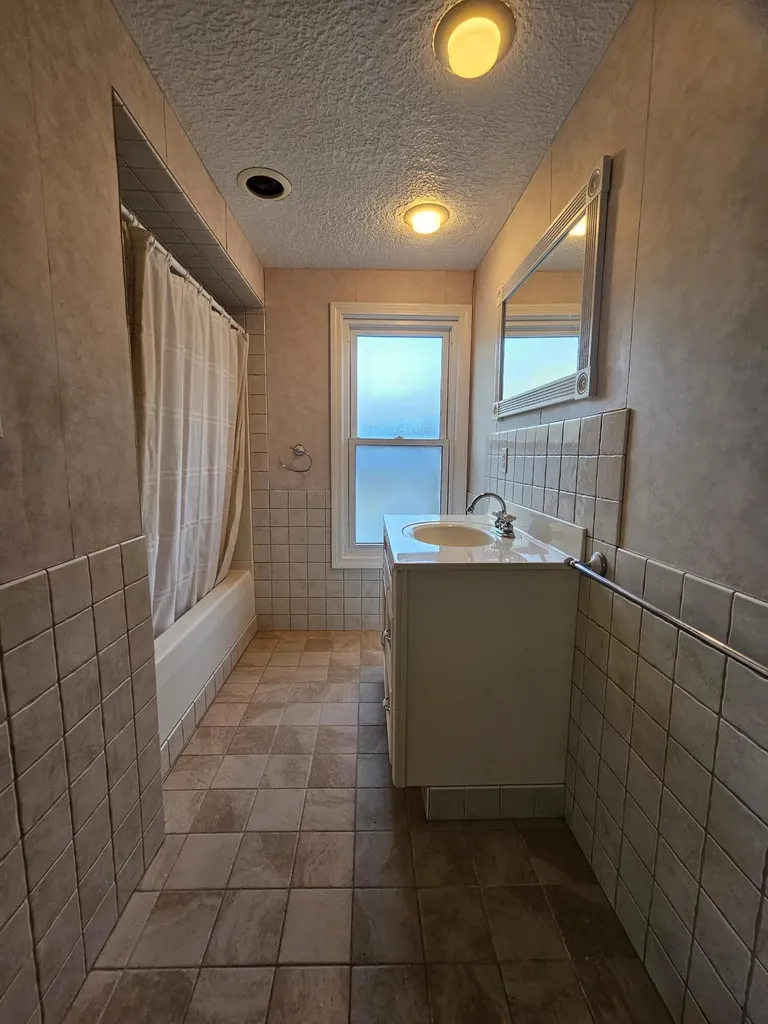 117 S West Hillsdale City MI 49242