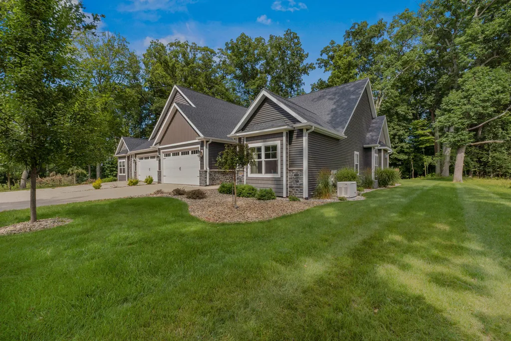 1222 Lochaven Circle Hillsdale Township MI 49242
